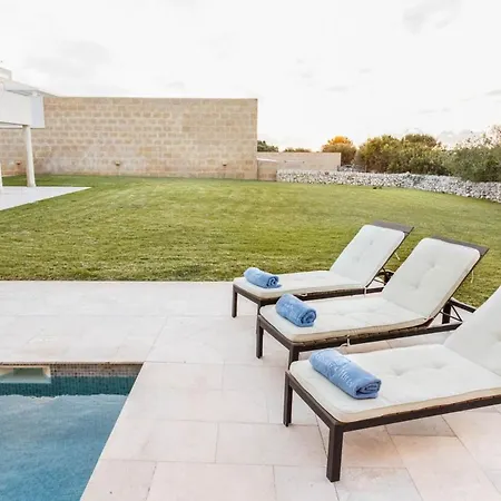 Villa Sleeps 10 With Pool Air Con And Wifi *